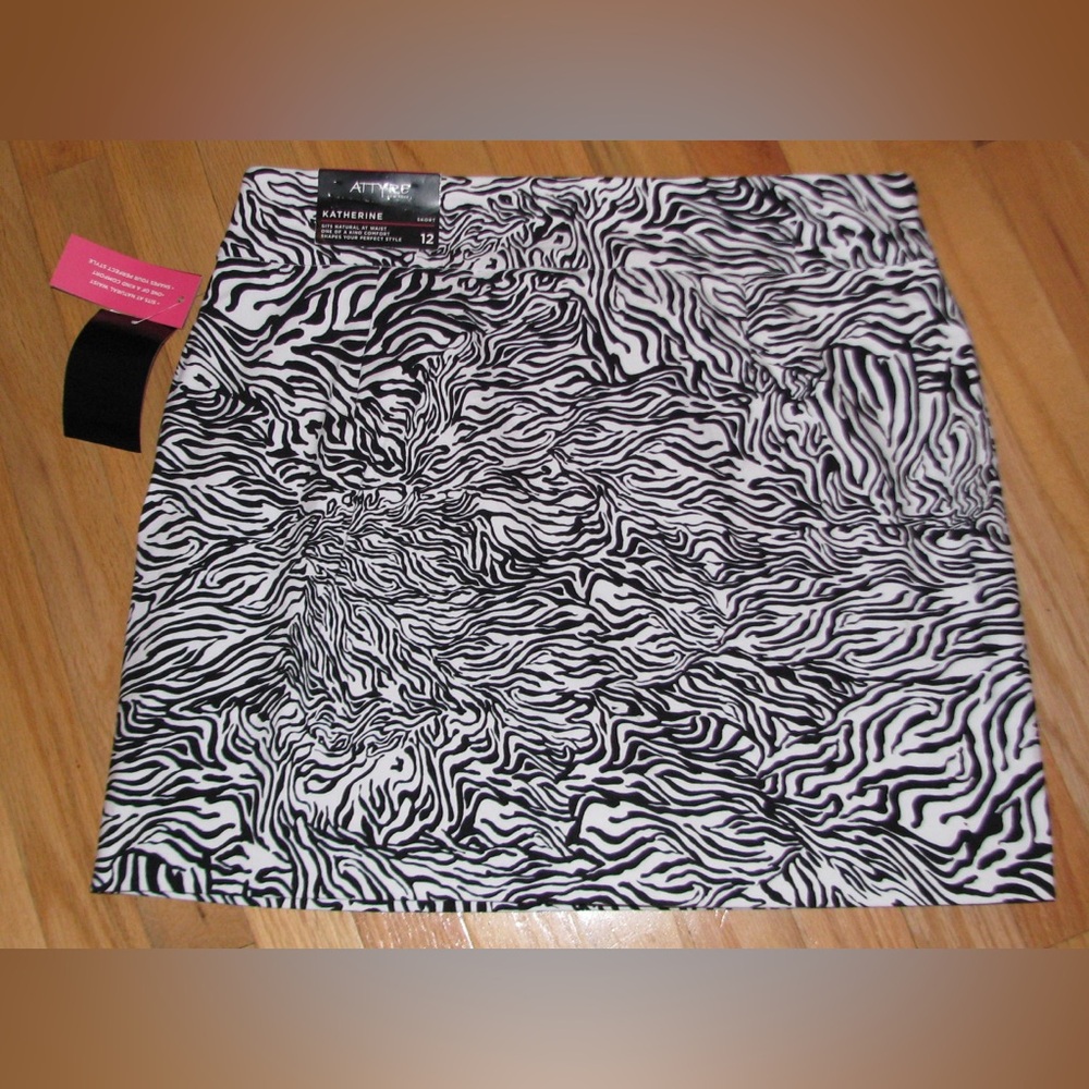 ATTYRE MISSES SKORT NWT
SIZE 12